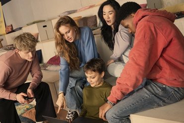 Gruppe von Studierende schauen in den Laptop