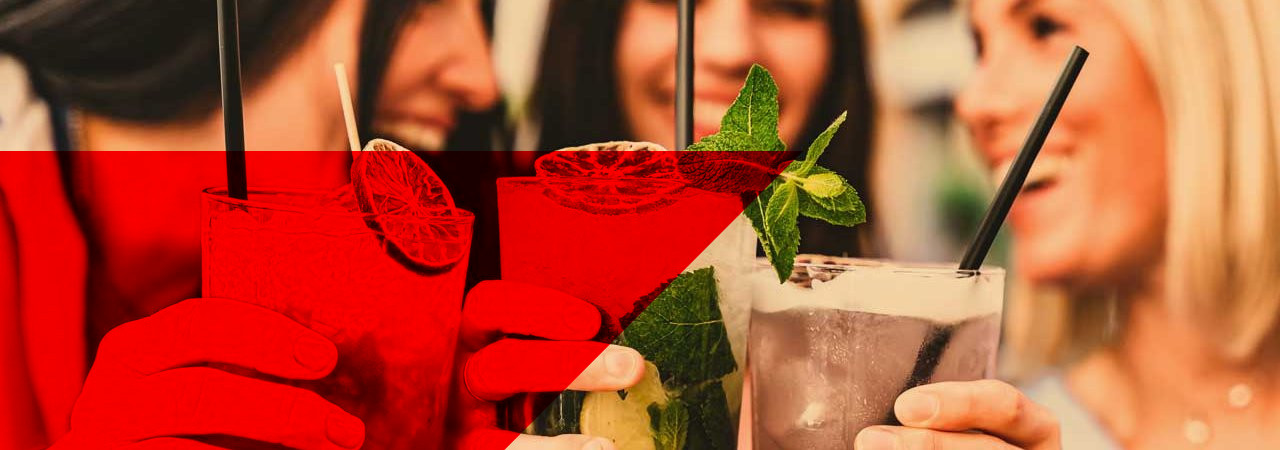 3 Frauen mit Cocktailgläsern