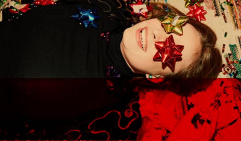 Mädchen liegt auf dem Boden und hat Weihnachtssterne auf den Augen