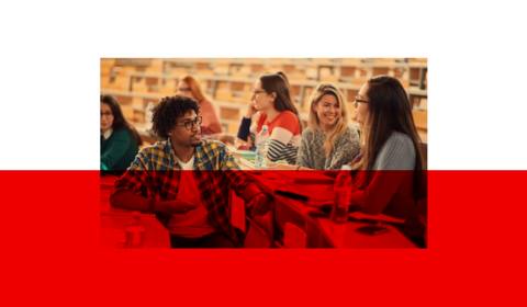 Studierende unterhalten sich im Hörsaal