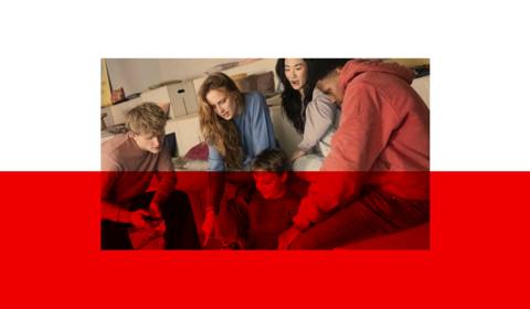 Gruppe von Studierende schauen in den Laptop