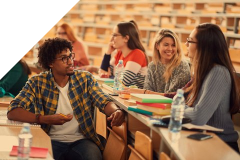 Studierende unterhalten sich im Hörsaal