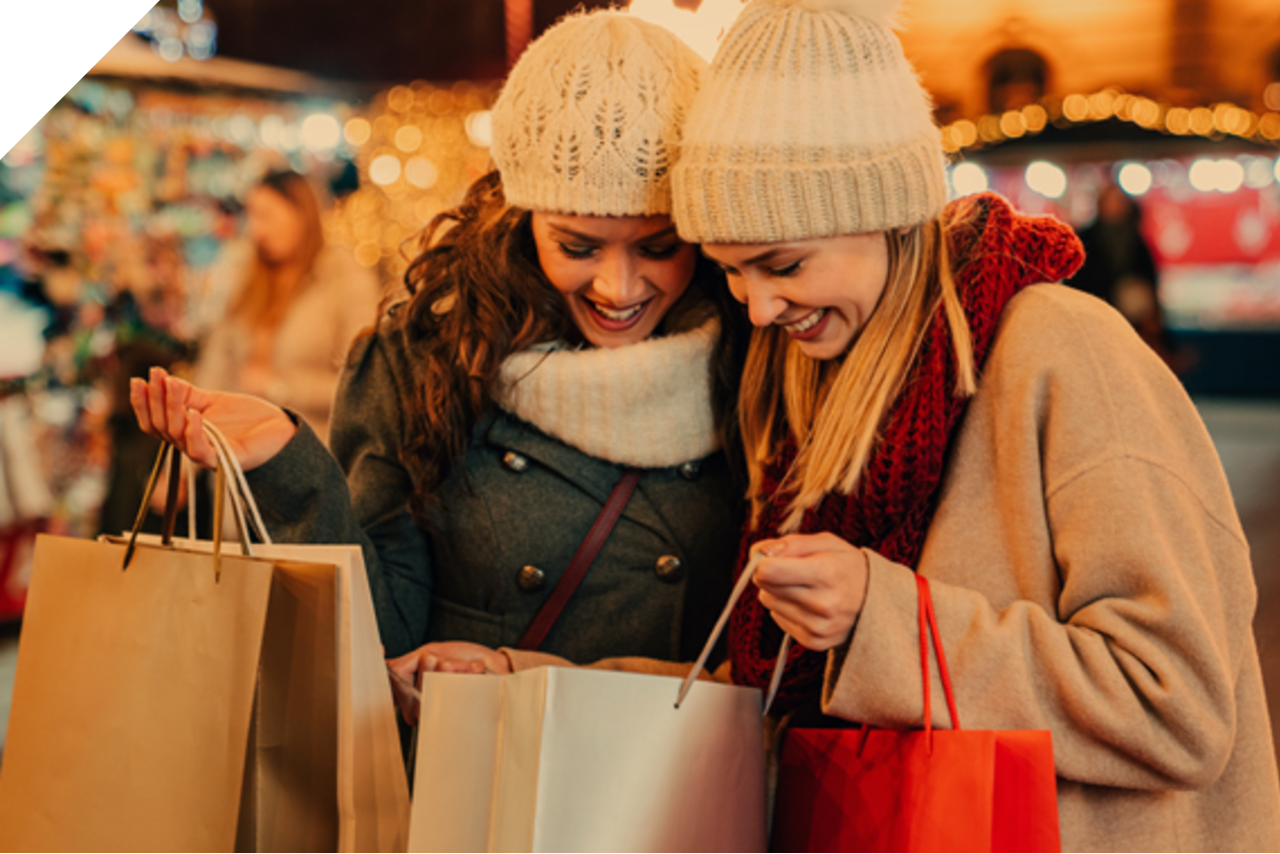 Zwei Frauen beim Shopping Zwei Frauen beim Shopping