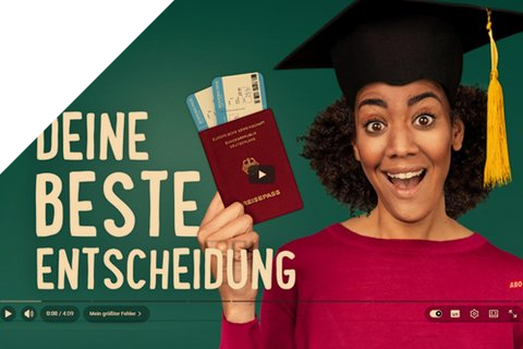 Freudige Studentin mit Reisepass und Tickets in der Hand