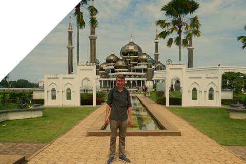 Foto von Alex vor der Kristallmoschee