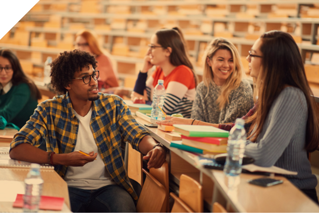Studierende unterhalten sich im Hörsaal