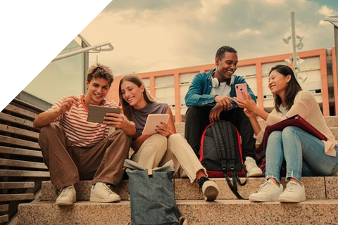 Gruppe sitzt auf der Treppe und schauen ins Laptop