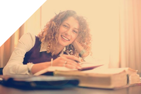 Lernende Studentin vor ihren Büchern am Schreibtisch