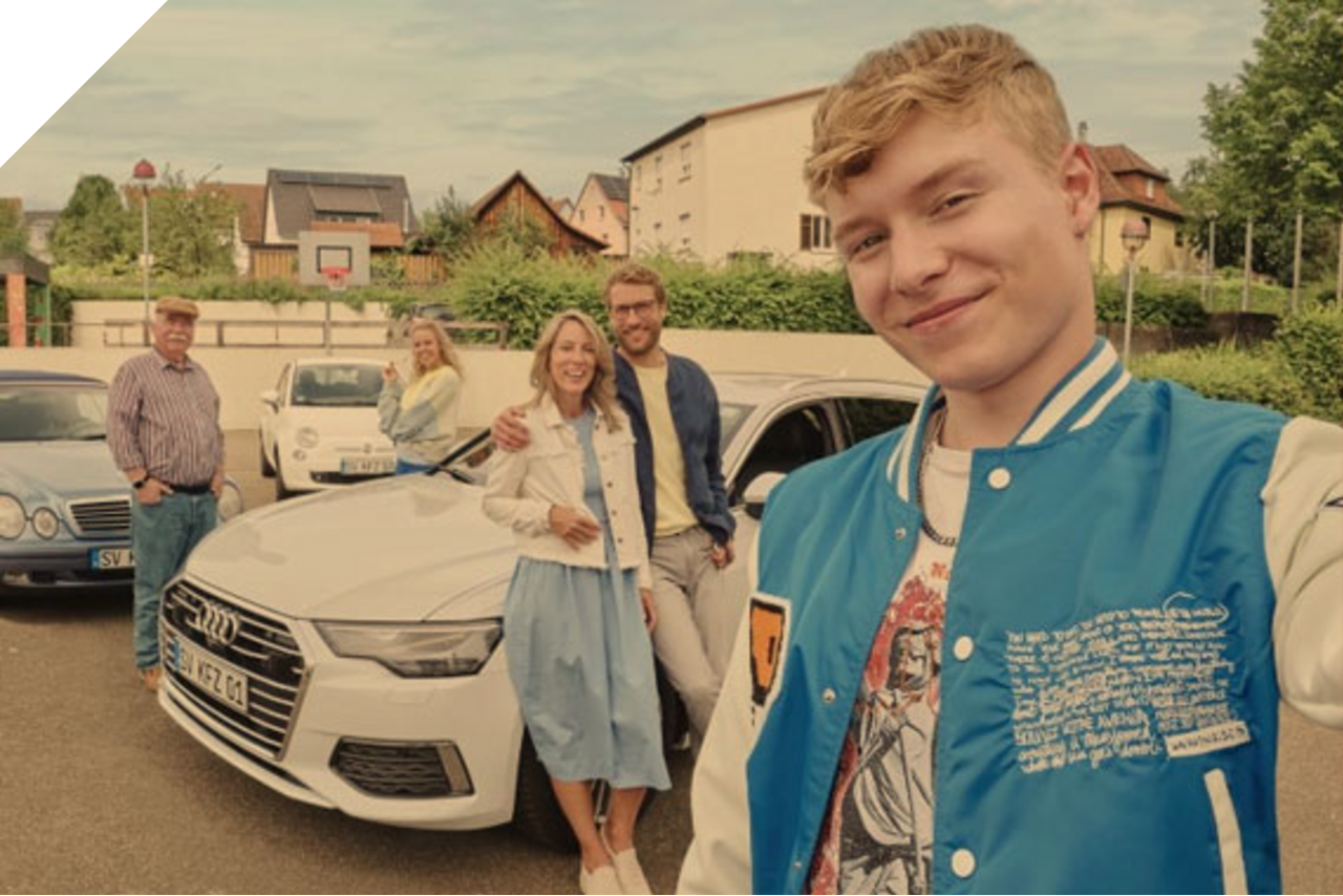 Junger Mann mit seinen Eltern stehen vor ihrem Auto